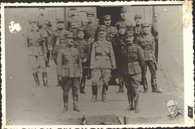 Το Επιτελείο του Α΄ Σώματος Στρατού της Μικράς Ασίας: Στρ. Τρικούπης Ν., Συν/ρχης Γονατάς Στ., Ταγ. Μελησσινός Π., Ταγ. Γιώτης Ξ., Λοχ. Μπιτζάνης Ν., Ταγ. Βλυσμάς, Λοχ. Ραυτόπουλος Π., Λοχ. Κανελλόπουλος Κ., Λοχ. [Παπαλάκης], Λοχ. [Τζεντήρης], Λοχ. Παπανικολάου, Στρ. Κοτρόνης