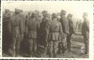 Ο Στρατηγός Παπούλας με αξιωματικούς πριν τις επιχειρήσεις στην Προύσσα
