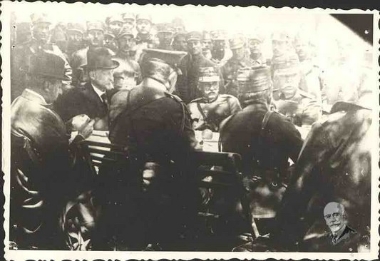 Πάσχα στο στρατόπεδο της Κιουτάχειας παρουσία του βασιλιά Κωνσταντίνου και του πρωθυπουργού της Ελλάδας Δ. Γούναρη