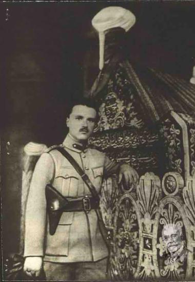 Ο Σοφοκλής Βενιζέλος, αξιωματικός του πυροβολικού σε τάφο σουλτάνου στην Προύσα