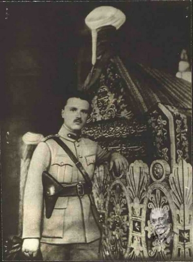 Ο Σοφοκλής Βενιζέλος, αξιωματικός του πυροβολικού σε τάφο σουλτάνου στην Προύσα