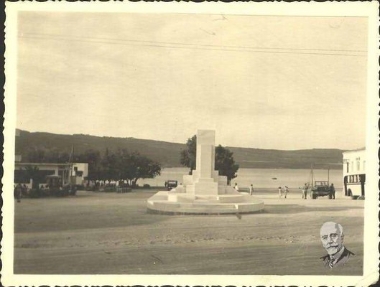 Το βάθρο του αγάλματος του Πρίγκηπα Γεωργίου στη Σούδα από τον γλύπτη Κανακάκη