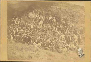 Χριστιανοί πληρεξούσιοι στα Μπουτσουνάρια το 1883 σε συνέλευση για τη λύση του βακουφικού ζητήματος
