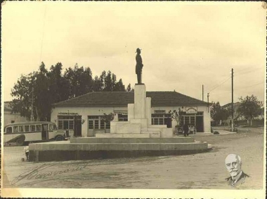 Το άγαλμα του Υ.Α. Κρήτης, πρίγκηπα Γεωργίου στην πλατεία της Σούδας