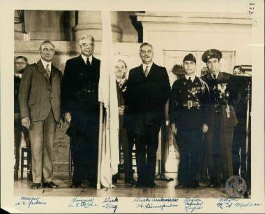 Φωτογραφία στην οποία απεικονίζεται μεταξύ άλλων ο Ν. Μοδινός, ο οποίος έκανε αίτηση για τη θέση του υποπροξένου στη Βαλτιμόρη.