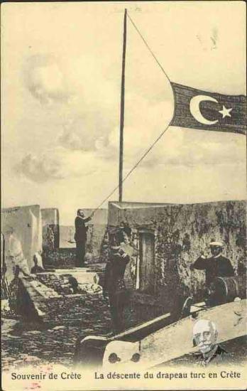 La descente du drapeau turc en Crete.