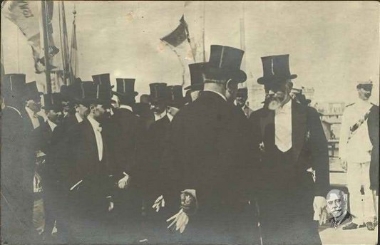 Τελετή παρασημοφόρησης του Ελευθερίου  Βενιζέλου στο θωρηκτό Αβέρωφ μετά τη νίκη των βαλκανικών πολέμων. Διακρίνεται όλο το υπουργικό συμβούλιο