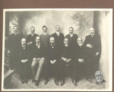 Ο Ελευθέριος Βενιζέλος εν μέσω [βουλευτών - πολιτικών;] κατά την περίοδο της Κρητικής Πολιτείας