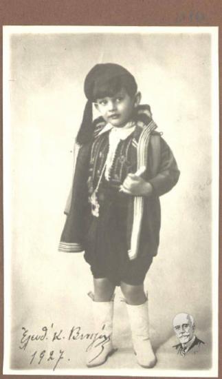 Ο εγγονός του Ελευθερίου Βενιζέλος Ελ. Βενιζέλος σε νεαρή ηλικία με παραδοσιακή κρητική φορεσιά