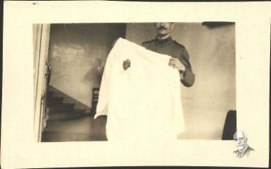 Το ματωμένο πουκάμισο του Βενιζέλου μετά την εναντίον του δολοφονική απόπειρα τον Αύγουστο του 1920 στο Παρίσι.