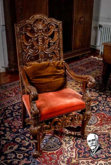Καρέκλα γραφείου με ξυλόγλυπτη ράχη και βελούδινο κάθισμα