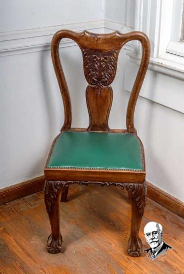 Καρέκλα με ξυλόγλυπτη ράχη και δερμάτινο κάθισμα
