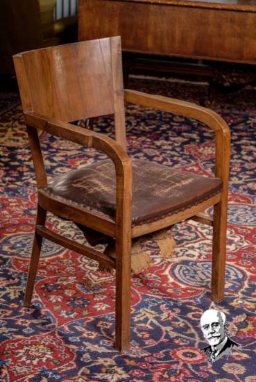 Καρέκλα με μπράτσα, ξύλινη ράχη και δερμάτινο κάθισμα