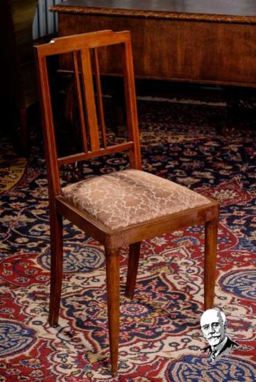 Καρέκλα μικρή με ξύλινη ράχη και κάθισμα από σατέν στόφα