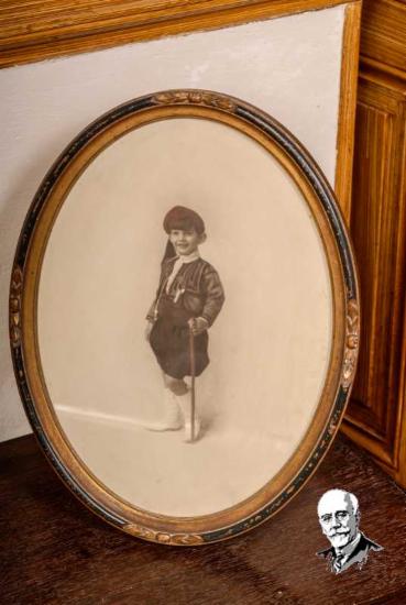Φωτογραφία του εγγονού του Ελευθερίου Βενιζέλου, Λευτέρη σε μικρή ηλικία, σε κορνίζα εποχής