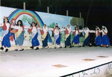 Το 4ο Δημοτικό Σχολείο χορεύει παραδοσιακούς χορούς
