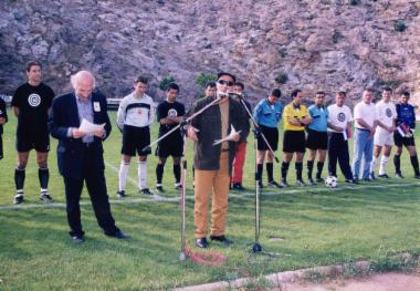 Η Συντονιστική Επιτροπή του Δήμου
Βύρωνα και των μαζικών φορέων που
συστάθηκε με σκοπό τη βοήθεια προς το
λαό της Γιουγκοσλαβίας, σε συνεργασία
με τον Αθλητικό Οργανισμό και το
Πνευματικό Κέντρο του Δήμου Βύρωνα,
οργανώνουν ποδοσφαιρικό αγώνα
μεταξύ Ποδοσφαιριστών Βύρωνα-
Καισαριανής και Γιουγκοσλαβίας
(που αγωνίζονται σε ελληνικές ομάδες)