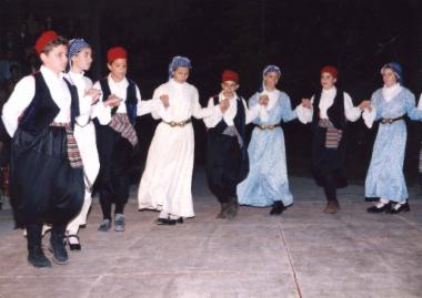 Τα χορευτικά σχήματα των 5ου και 11ου Δημοτικών Σχολείων παρουσιάζουν παραδοσιακούς χορούς