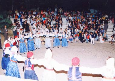 Το χορευτικό σχήμα του 3ου Δημοτικού Σχολείου Βύρωνα παρουσιάζει παραδοσιακούς χορούς