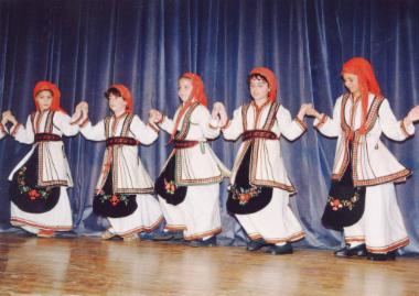 Το χορευτικό σχήμα των 6ο και 7ο Δημοτικών Σχολείων παρουσιάζουν παραδοσιακούς χορούς