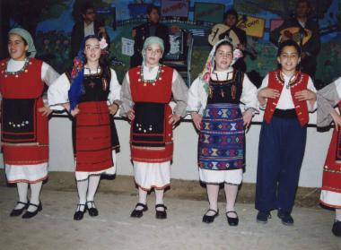 Το χορευτικό σχήμα του 4ου Δημοτικού Σχολείου παρουσιάζει παραδοσιακούς χορούς