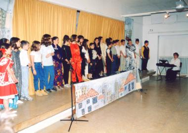 Το θεατρικό σχήμα του 16ου Δημοτικού Σχολείου παρουσιάζει το έργο
του Γ . Ξανθούλη 