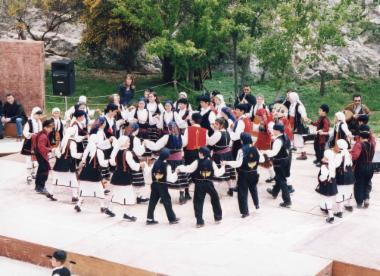 Τα 5ο και 11ο Δημοτικά Σχολεία παρουσιάζουν παραδοσιακούς χορούς από όλη την Ελλάδα και τη Μ. Ασία