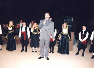 Το 8ο Δημοτικό Σχολείο παρουσιάζει: Τραγούδια με τη χορωδία του Σχολείου και παραδοσιακούς χορούς από όλη την Ελλάδα και τη Μ. Ασία