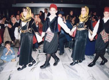 Το 8ο Δημοτικό Σχολείο παρουσιάζει παραδοσιακούς χορούς από όλη την Ελλάδα και τη Μ. Ασία