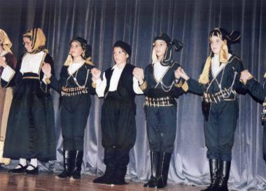 Το χορευτικό σχήμα του 2ου Δημοτικού Σχολείου παρουσιάζει παραδοσιακούς χορούς από όλη την Ελλάδα και τη Μ. Ασία