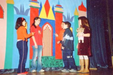 Το θεατρικό σχήμα του 12ου Δημοτικού Σχολείου παρουσιάζει
το έργο της Άλκης Ζέη 