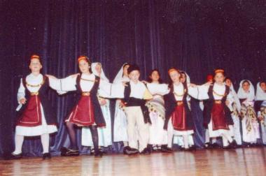 Το χορευτικό σχήμα του 4ου Δημοτικού Σχολείου παρουσιάζει χορούς από τα νησιά του Αιγαίου, την Ήπειρο, τη Στερεά Ελλάδα, τη Μακεδονία και χασάπικο-χασαποσέρβικο από τη Μικρά Ασία