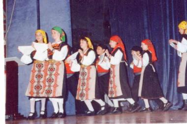 Το χορευτικό σχήμα του 9ου Δημοτικού Σχολείου παρουσιάζει χορούς από τη Θράκη και την Ήπειρο, καθώς και μοντέρνους και λαϊκούς χορούς