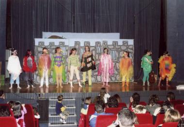 Το θεατρικό σχήμα του 8ου Δημοτικού Σχολείου παρουσιάζει το θεατρικό έργο του Ε. Τριβιζά 