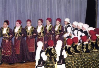 Το χορευτικό τμήμα του 8ου Δημοτικού παρουσιάζει χορούς από τη Θράκη, τον Πόντο, την Ήπειρο και τη Μακεδονία
