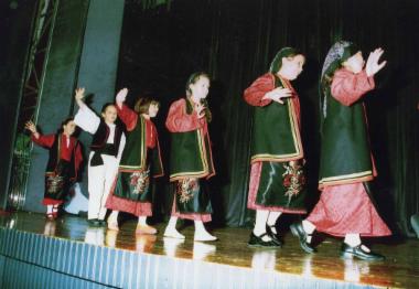 Το χορευτικό τμήμα του 9ου Δημοτικού παρουσιάζει χορούς από την Ήπειρο και τη Θράκη