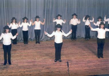Το χορευτικό τμήμα του 9ου Δημοτικού Σχολείου παρουσιάζει παραδοσιακούς χορούς από την Ήπειρο και μοντέρνο Jazz