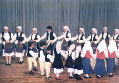 Το χορευτικό τμήμα του 6ου Δημοτικού παρουσιάζει χορούς από Μακεδονία, νησιά του Ιονίου, Ήπειρο και Θεσσαλία