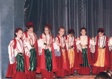 Το χορευτικό τμήμα του 9ου Δημοτικού παρουσιάζει παραδοσιακούς χορούς από Ήπειρο, Θράκη και μοντέρνους χορούς