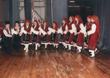 Το χορευτικό τμήμα των 6ου και 7ου Δημοτικών Σχολείων παρουσιάζει χορούς από Θεσσαλία, Θράκη, Ήπειρο και Κρήτη