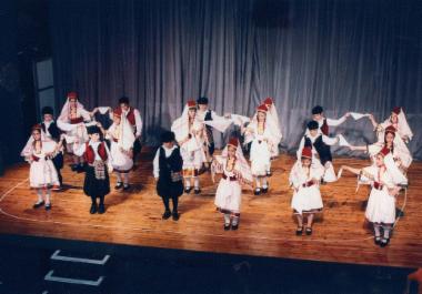 Το χορευτικό τμήμα των 5ου και 11ου Δημοτικών παρουσιάζει παραδοσιακούς χορούς, τραγούδια και δρώμενα από Θράκη, Κοζάνη, Πόντο, Μ. Ασία, Τήλο, και Θεσσαλία