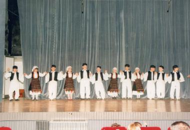 Το χορευτικό σχήμα του 10ου Δημοτικού παρουσιάζει χορούς από Ήπειρο, Μακεδονία και νησιά του Αιγαίου