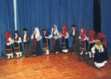 Το χορευτικό σχήμα του 8ου Δημοτικού παρουσιάζει παραδοσιακούς χορούς από τα Μέγαρα, την Ανατολική Ρωμυλία, την Κρήτη, τον Πόντο και την Ήπειρο