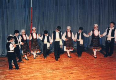 Το χορευτικό σχήμα των 6ου και 7ου Δημοτικών Σχολείων παρουσιάζει παραδοσιακούς χορούς από τα νησιά του Ιονίου, την Κρήτη και την Ήπειρο