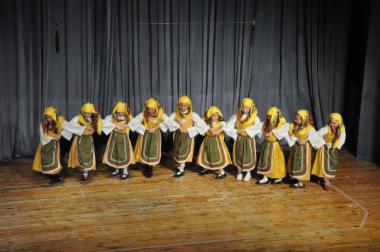 Οι μαθητές του 13ου Δημοτικού Σχολείου του τμήματος Ελληνικών Παραδοσιακών Χορών παρουσιάζουν Παραδοσιακούς χορούς από την Ήπειρο, την Θεσσαλία το Ανατολικό Αιγαίο και τις Βόρειες Σποράδες
