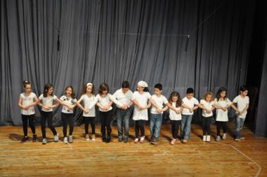Οι μαθητές των 6ου & 7ου Δημοτικών Σχολείων παρουσιάζουν χορούς από διάφορες περιοχές της Ελλάδας