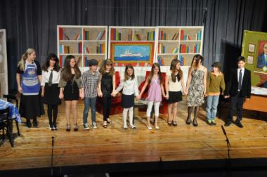 Μαθητές της ΣΤ΄ τάξης του 10ου Δημοτικού Σχολείου παρουσιάζουν το έργο «Υπάρχει και φιλότιμο»
των Αλέκου Σακελλάριου και Χρήστου Γιαννακόπουλου