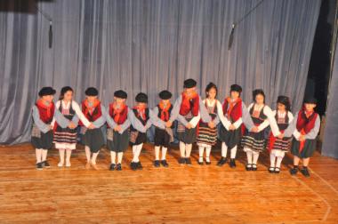 Οι μαθητές του 8ου Δημοτικού Σχολείου του τμήματος Ελληνικών Παραδοσιακών Χορών παρουσιάζουν χορούς από διάφορες περιοχές της Ελλάδας