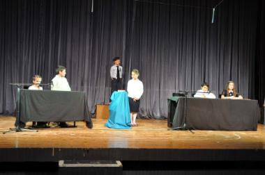 Οι μαθητές της Β ' τάξης του 6ου Δημοτικού Σχολείου
παρουσιάζουν το έργο 