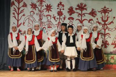 Οι μαθητές του 4ου Δημοτικού Σχολείου του τμήματος παραδοσιακών χωρών παρουσιάζουν χορούς από όλη την Ελλάδα και την Μικρά Ασία